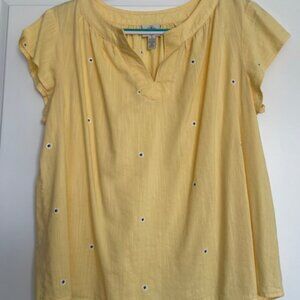St. John's Bay Pale Yellow Top with small Navy Daisy Appliques